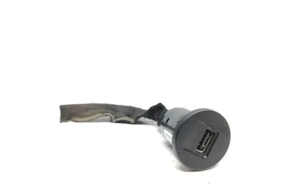 Nissan NV400 USB socket connector 280235412R DQ18755638