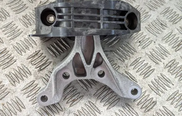 Citroen C4 X Engine mount bracket