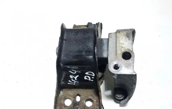 Nissan Note (E11) Engine mount bracket 11210ax60a 11210ax62a