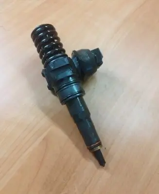 Volkswagen Golf V Fuel injector 038130073bn