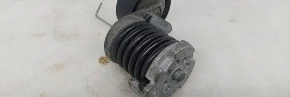 BMW 5 E60 E61 Alternator belt tensioner 7558969