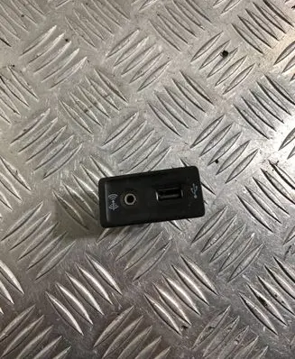 Volkswagen PASSAT B8 USB socket connector 5G0035222F