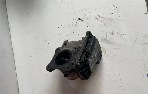 Toyota Yaris Engine shut-off valve 261000N030