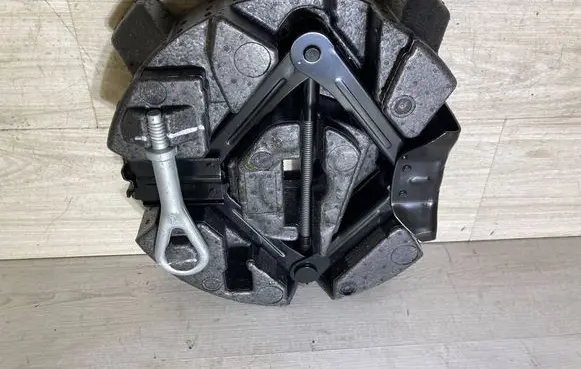 Ford Kuga II Spare wheel mounting bracket CV4417009AB