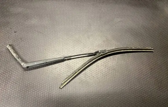 Skoda Octavia Mk1 (1U) Front wiper blade arm 1U1955409 1Q1955409