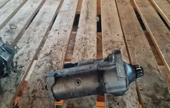 Volkswagen Touran III Starter motor 02E911022C