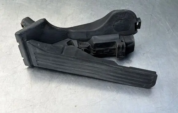 Volkswagen Touran I Accelerator throttle pedal 1T1721503E 6PV00868900 L043103
