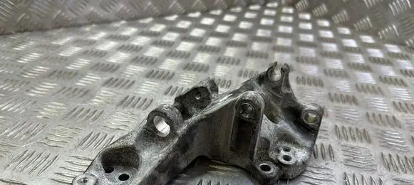 Engine mounting bracket