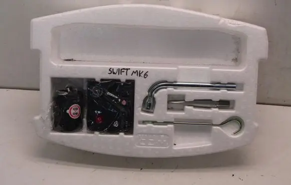 Suzuki Swift III Spare wheel section trim 7548152R0