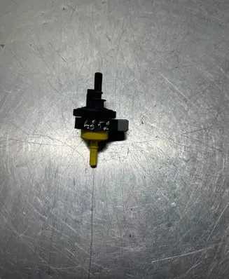 Renault Kadjar Vacuum valve V29122964