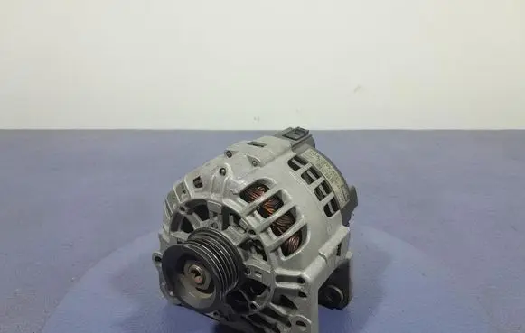 Volkswagen Polo IV 9N3 Generator/alternator 03D903025H