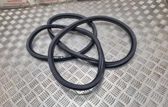 Volkswagen Touran I Front door rubber seal 1T0867911F