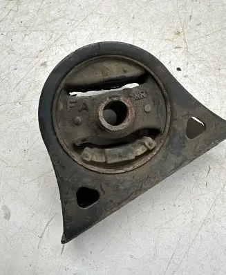Mitsubishi Grandis Engine mount bracket