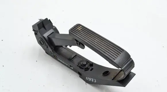 Mercedes-Benz E W212 Accelerator throttle pedal A2203000104 A2113010001