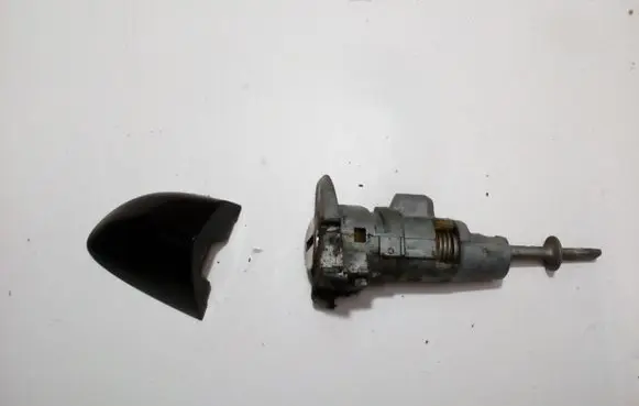 Volkswagen PASSAT B7 Coupe door lock (next to the handle) 