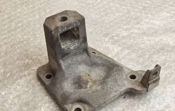 BMW 5 E39 Engine mounting bracket 6751226 675122601