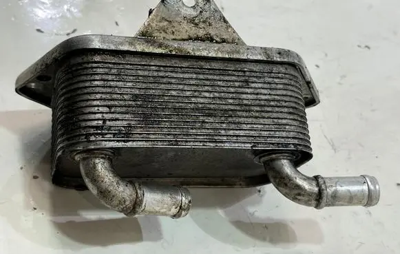 Volkswagen Touareg II Engine oil radiator 