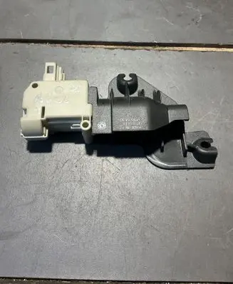Audi A6 S6 C6 4F Fuel tank cap lock motor 3B0959782A