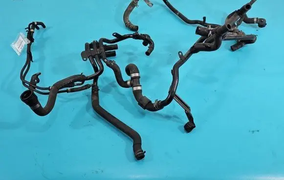 Engine coolant pipe/hose