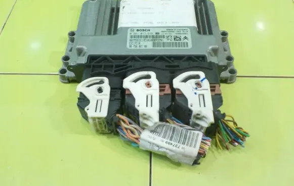 Citroen C4 II Engine control unit/module 9675682180