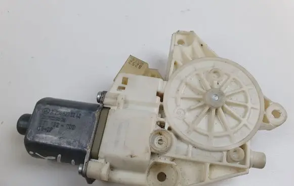 Mercedes-Benz C W204 Front door window regulator motor 0130822440 A2048200242