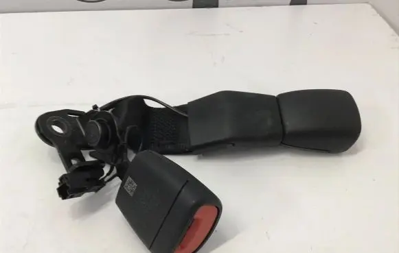Middle seatbelt buckle (rear)