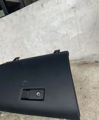 Volvo S60 Glove box