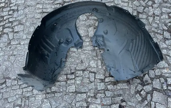 Front wheel arch liner splash guards
