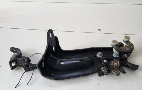 Seat Alhambra (Mk2) Sliding door lower roller guide/hinge 7N0843397C