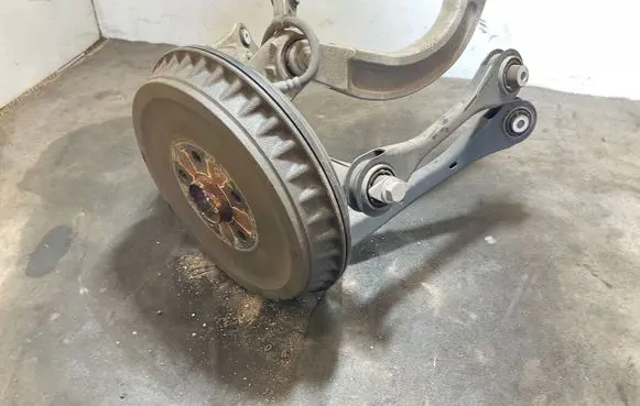 Rear wheel hub spindle/knuckle
