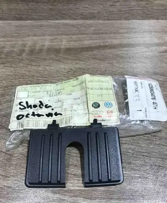 Skoda Octavia Mk2 (1Z) Tailgate/boot lid lock trim 1Z5863475