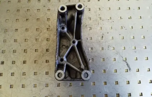 Volkswagen PASSAT B7 Gearbox mounting bracket 1K0199117