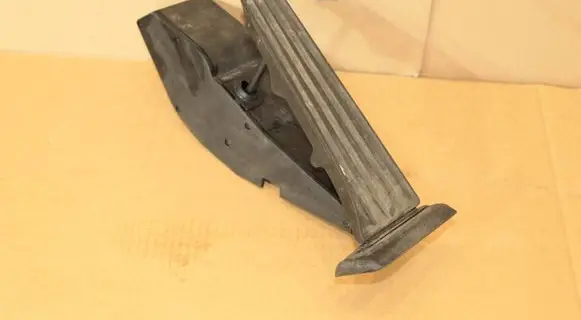 Accelerator throttle pedal