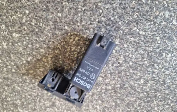 Volkswagen Touran I Glow plug pre-heat relay 0281003038