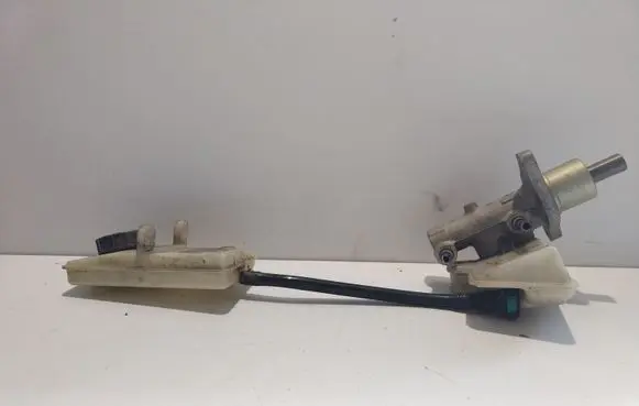 Brake fluid reservoir