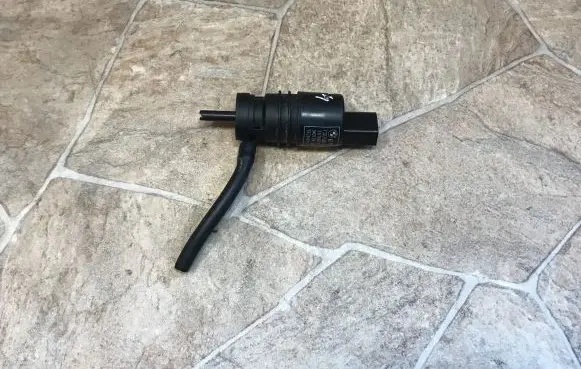 BMW X1 E84 Windscreen/windshield washer pump 7302588