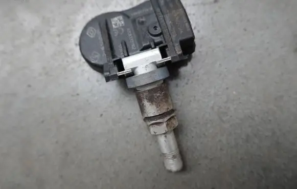 Dacia Sandero II Tire pressure sensor 407003743R