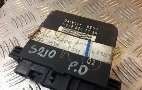 Mercedes-Benz E W210 Door control unit/module 2108207826 A2108207826