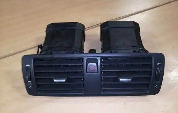 Volvo V50 Dash center air vent grill