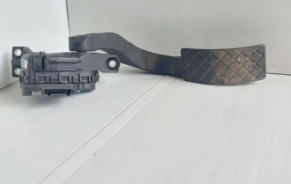 Volkswagen PASSAT B5.5 Accelerator throttle pedal 8D1723523N