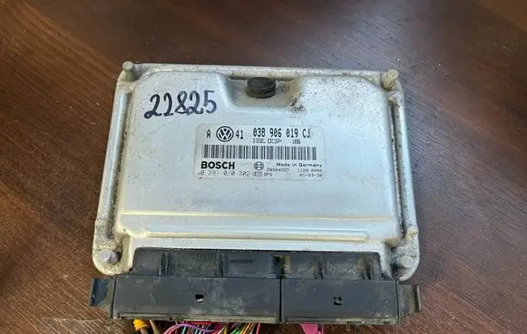 Volkswagen Golf V Engine control unit/module 038906019cj 0281010302