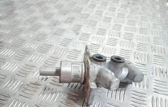 Land Rover Discovery 3 - LR3 Master brake cylinder