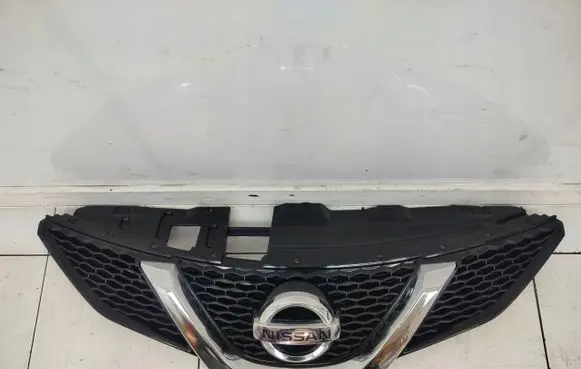 Nissan Qashqai Front bumper upper radiator grill 