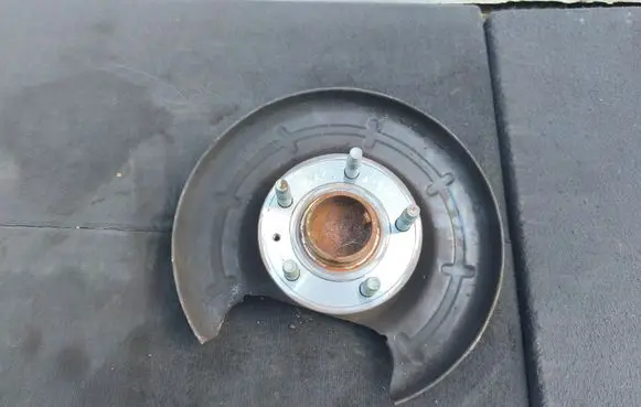 Rear wheel hub