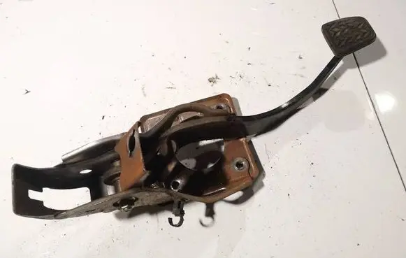 Toyota Avensis T250 Clutch pedal 