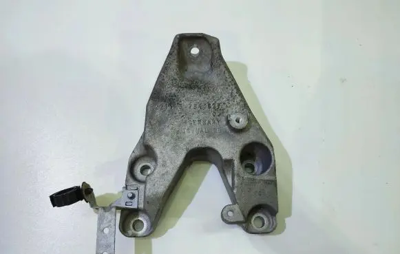 BMW 1 F20 F21 Engine mounting bracket 6784827