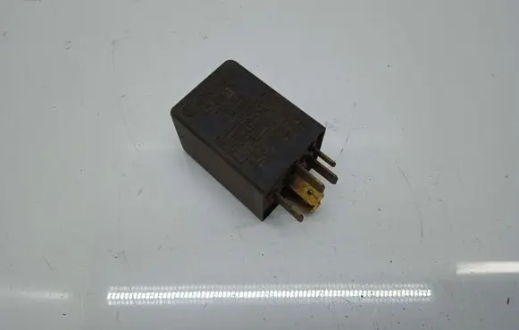 Volkswagen PASSAT B3 Window wiper relay 431955531