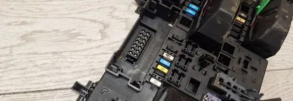 Opel Zafira B Fuse module 13220831 5dk00866953