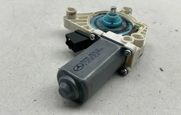 Mercedes-Benz B W245 Front door window regulator motor 996146102 A1698204342 7746013202
