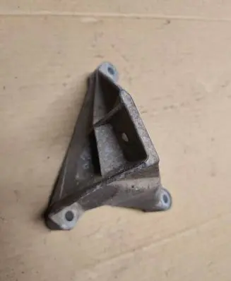 Chrysler 300M Engine mounting bracket